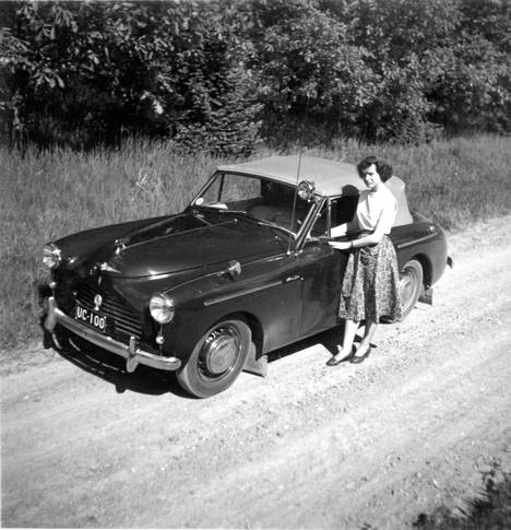 Smedsissä asunut Carita Malmström os. Åvall opetteli ajamaan autolla, joka kuului aikanaan Britannian prinssi Philipille. Kuva on otettu tallin takana kulkeneella hiekkatiellä. 