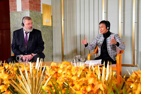 Nobelin rauhanpalkinnon saaneet Dmitri Muratov ja Maria Ressa osallistuivat lehdistötilaisuuteen Oslossa joulukuussa 2021.