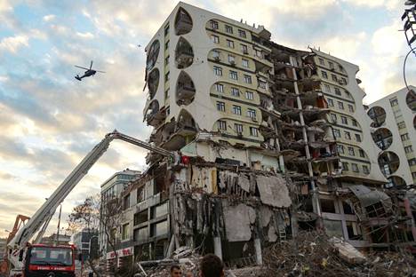Maanjäristyksessä vaurioitunutta rakennusta purettiin Turkin Diyarbakirissa 22. helmikuuta.
