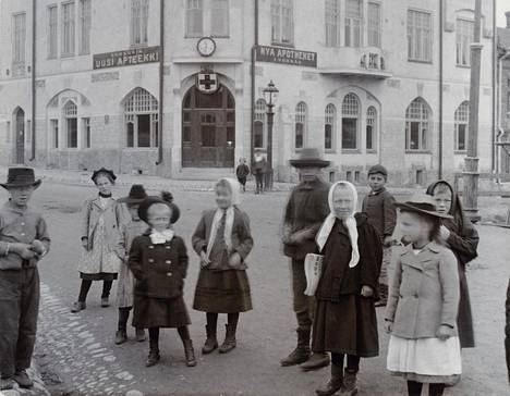 Lapsia Sörnäisissä nykyisen Hämeentie 33:n kohdalla vuonna 1903.