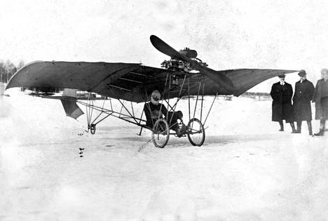 Tamperelainen kuvanveistäjä Adolf Aarno lähdössä nousuun Pyhäjärven jäältä Härmälänsaaren edustalta 20. huhtikuuta vuonna 1911. Aarno oli ensimmäinen suomalainen, joka yritti moottorilentokoneella ilmaan.