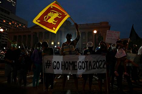 Srilankalaiset osoittivat mieltään presidentinviraston edustalla pääkaupunki Colombossa sunnuntaina.