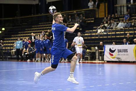 Suomen käsipallomiehet hävisivät vappuaattona Norjalle. Gusten Montonen jäi ottelussa maaleitta. Kuva torstain Serbia-ottelusta.