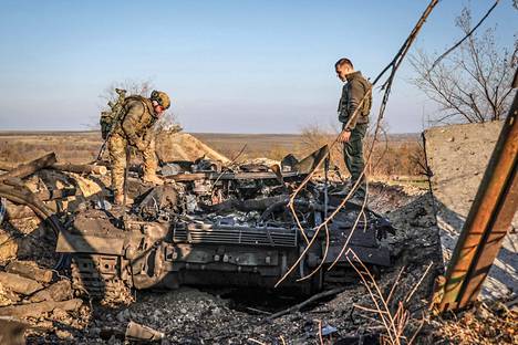 Украинские военные обследуют русский танк в Снегирёвка.  March 2022.  Photo: Global Images Ukraine