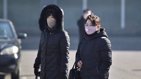 Ihmiset suojautuvat kasvomaskeilla Pohjois-Korean pääkaupungissa Pjongjangissa 6. helmikuuta 2020. Pohjois-Korean naapurimaassa Kiinassa koronavirukseen on kuollut jo liki 1900 ihmistä. Pohjois-Korea ei ole virallisesti ilmoittanut tartunnoista maassa.