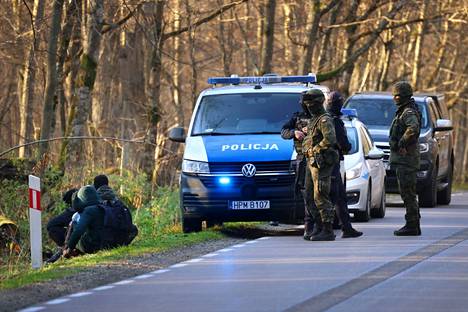 Valko-Venäjältä ohjattiin viime vuoden lopulla turvapaikanhakijoita Puolan rajalle. Kuvassa poliisi ja rajavartiosto tavoittivat metsästä Valko-Venäjän puolelta tulleen kurdiperheen lähellä rajaa. 