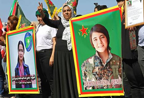 Kurdit osittivat mieltään ja surivat Turkin hyökkäyksen kuolonuhreja sunnuntaina Libanonin pääkaupungissa Beirutissa. Mielenosoittajat pitelevät kuvia surmansa saaneesta kurdipoliitikosta Hevrin Khalafista (vas) sekä kurditaistelijasta Rojinda Qendilistä.