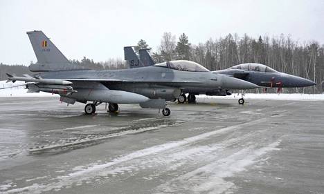 Belgian F-16-hävittäjä ja Yhdysvaltain F-15-hävittäjä Virossa Ämarin Nato-tukikohdassa helmikuussa 2022.