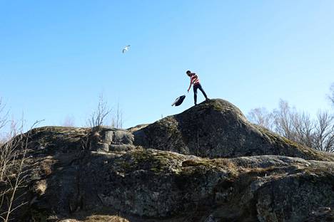 Varjovalmennuksella ei ole omia tiloja. Jotham Berhanu kuvattiin Alppipuistossa kallioilla, jossa Varjovalmennuksen henkilökuntaa viettää virkistyspäiviä. 