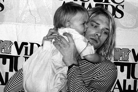 Frances Bean Cobain isänsä, muusikko Kurt Cobainin sylissä vuonna 1993.