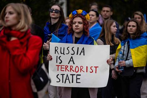 Pilkkaäänestys oli osa protestia, jossa osallistujat pitivät esillä Ukrainan lippuja ja Venäjää vastustavia plakaatteja.