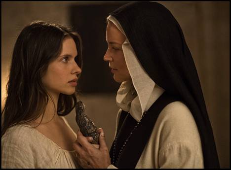 Bartolomean (Daphne Patakia) ja Benedettan (Virginie Efira) välille kehittyy kielletty suhde 1600-luvun nunnaluostarissa.