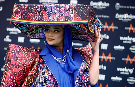 Albanian Ronela Hajati oli pukeutunut näyttävään asuun Euroviisujen avajaisjuhlassa turkoosilla matolla maanantaina.