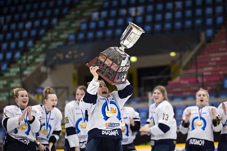 Julia Schalin juhli jääkiekon naisten Suomen mestaruutta Kiekko-Espoon riveissä.