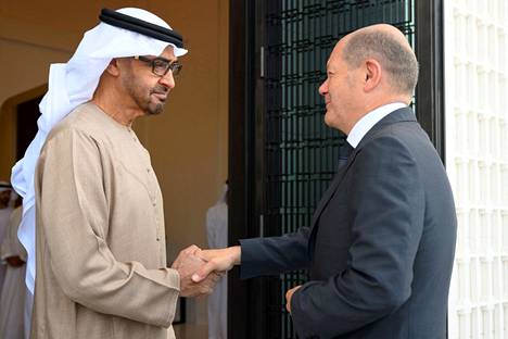 Yhdistyneiden arabiemiirikuntien presidentti Mohammed Bin Zayed al-Nahya ja Saksan liittokansleri Olaf Scholz kättelivät Abu Dhabissa sunnuntaina.  