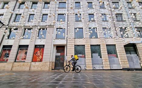 Yandexin ruokalähetti pyöräili Moskovan keskustassa toukokuussa. 