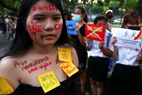 Thaimaalainen aktivisti osoitti mieltään Kiinan-lähetystön lähellä Bangkokissa lokakuussa. Hän osoitti tukensa hongkongilaisten ja uiguurien Kiinan-vastaiselle taistelulle.