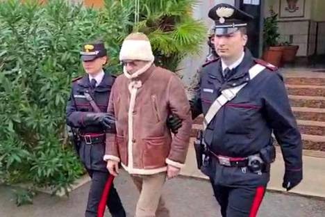 Kuvakaappaus videolta Matteo Messina Denaron saattamisesta ulos poliisiasemalta Palermossa.