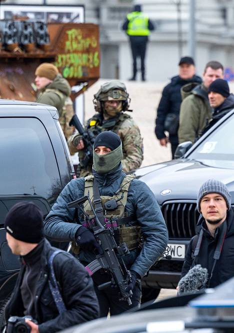 Hallituksen turvamiehiä liikkeellä Kiovan keskustassa hyökkäyssodan vuosipäivänä. 