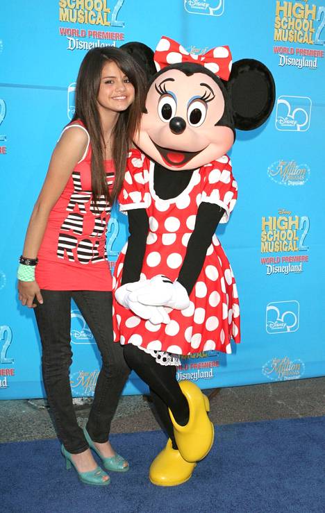 Selena Gomez poseerasi Minni Hiiren kanssa High School Musical 2 -elokuvan ensi-illassa Anaheimissa elokuussa 2007.