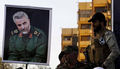 Irakilaisen shiialaisen aseryhmän taistelijat esittelivät kuvaa Iranin vallankumouskaartin Quds-erikoisjoukkojen komentajasta Qassem Suleimanista osoittaessaan mieltään Saudi-Arabian Jemenin-sotilasoperaatiota vastaan Bagdadissa maaliskuussa 2015.