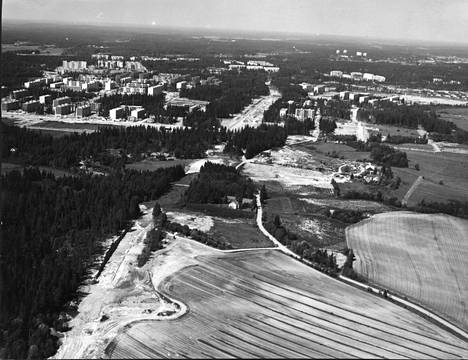 Martinlaakson junarataa rakennettiin Vantaalla vuonna 1972. Uudisrakennusten vilkas lisääntyminen sekä uusi ratayhteys ennakoivat HS:n mukaan kunnan rajua kasvua.