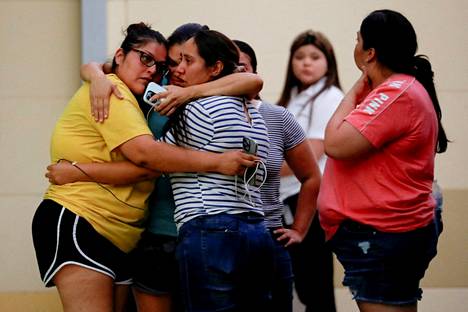 Paikalliset kerääntyivät suremaan yhdessä ampumisen uhreja Ssgt Willie de Leonin nuorisotalolle Uvaldessa, Texasissa.