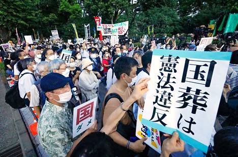 Ihmiset protestoivat Tokiossa elokuun 31. päivänä Japanin parlamentin edustalla Shinzo Aben hautajaisten maksamista vastaan.