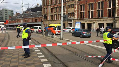 Kahta ihmistä puukotettu Amsterdamin pää­rautatie­asemalla, poliisi ampui hyökkääjää