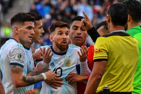 Lionel Messi (keskellä) ajettiin ulos Copa American pronssiottelussa.