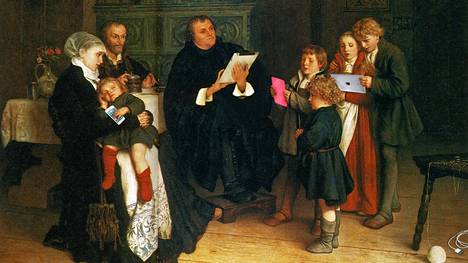 Martti Luther ja perhe hiljentyneinä älylaitteiden ääreen.