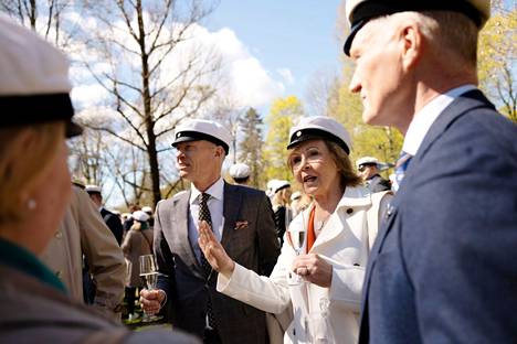 Rehtori Sari Lindblom vietti perinteikästä Floran päivää yhdessä kansleri Kaarle Hämerin (vas.) kanssa keväällä 2022.