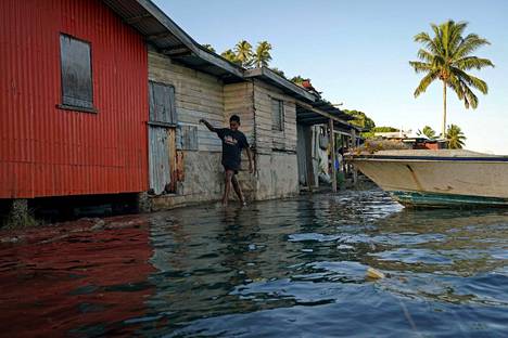 Merivesi tulvi asuinalueelle Seruan kylässä Fidžillä heinäkuussa.