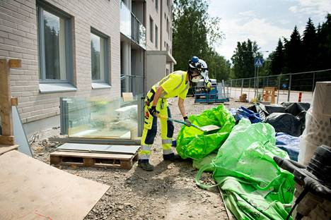 Kesätyöntekijä rakennustyömaalla Helsingissä heinäkuussa 2021.