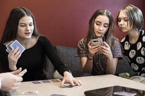 Utajärven lukiolaiset Fanni Holappa, Emma Väänänen ja Virve Kovalainen pelasivat korttia oppilaiden huoneessa perjantaina.