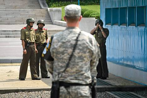 Pohjois-Korean sotilas otti sunnuntaina valokuvia Yhdysvaltain sotilaasta, joka seisoi Etelä-Korean puolella.