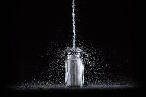 Maailman terveysjärjestö WHO suosittaa käyttämään suolaa alle viisi grammaa päivässä.