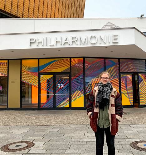 Paula Ernesaks uuden työpaikkansa edessä. Taustalla on Berliinin filharmonikkojen kotisali Philharmonie.