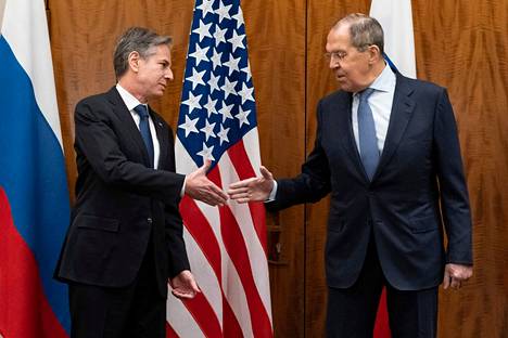 Yhdysvaltojen ulkoministeri Antony Blinken (vas.) tapasi Venäjän ulkoministerin Sergei Lavrovin Genevessä tammikuussa.