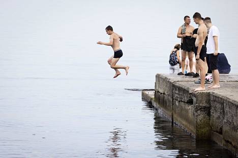Несмотря на запрет, некоторые всё же прыгают в море. Фото: Юхани Нииранен / HS