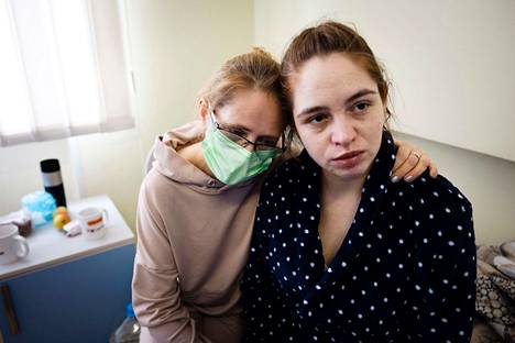 Евгения (справа) с мамой Леной в детской больнице.