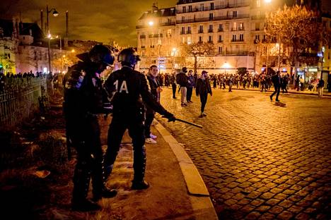 Poliisin ja mielenosoittajien välillä syttyi yhteenottoja lauantaina Pariisissa.