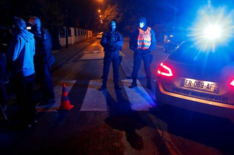 Poliisi eristi hyökkäyspaikkaa Conflans Saint-Honorinen lähiössä Pariisissa perjantaina.