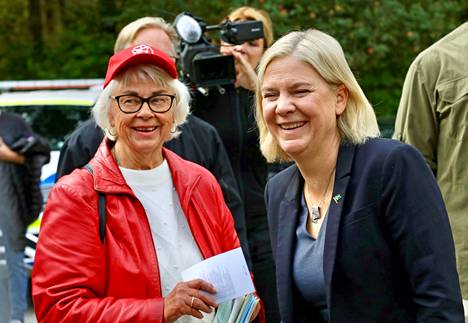 Ruotsin pääministeri Magdalena Andersson ja vaalityöntekijä Ewa Jäderberg äänestyspaikalla Nackassa. 