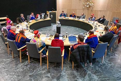 Saamelaiskäräjien täyskokous käsittelee tiistaina hallituksen esitystä saamelaiskäräjälain muuttamisesta. Saamelaiskäräjien järjestäytymiskokous järjestettiin Inarissa helmikuussa 2020.