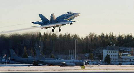 Suomen ilmavoimien F/A-18 Hornet -monitoimihävittäjä Naton Trident Juncture 18 -harjoituksen esittelytilaisuudessa Rovaniemellä 29. lokakuuta.