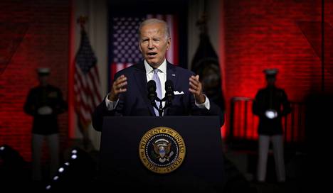 Yhdysvaltain presidentti Joe Biden pitämässä puhetta Philadelphiassa perjantain vastaisena yönä Suomen aikaa.