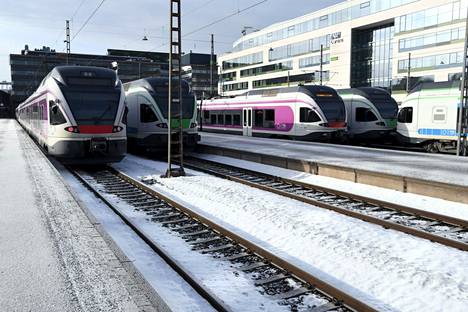Junia Helsingin päärautatieasemalla vuonna 2021, kun veturinkuljettajien mielenilmaus pysäytti junaliikenteen.