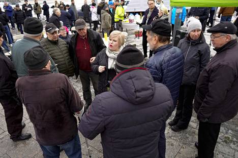 Keskustan puheenjohtaja, valtiovarainministeri Annika Saarikko tapasi kansalaisia lauantaina Vaasan torilla puoluevaltuuston kokouksen yleisötapahtumassa.