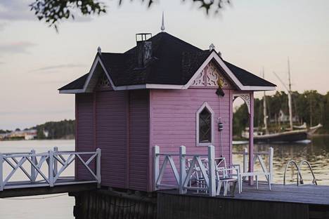 Vaaleanpunainen rakennus Ruissalon rannalla on Jenni Jalavan uimakoppi - HS  Turku 